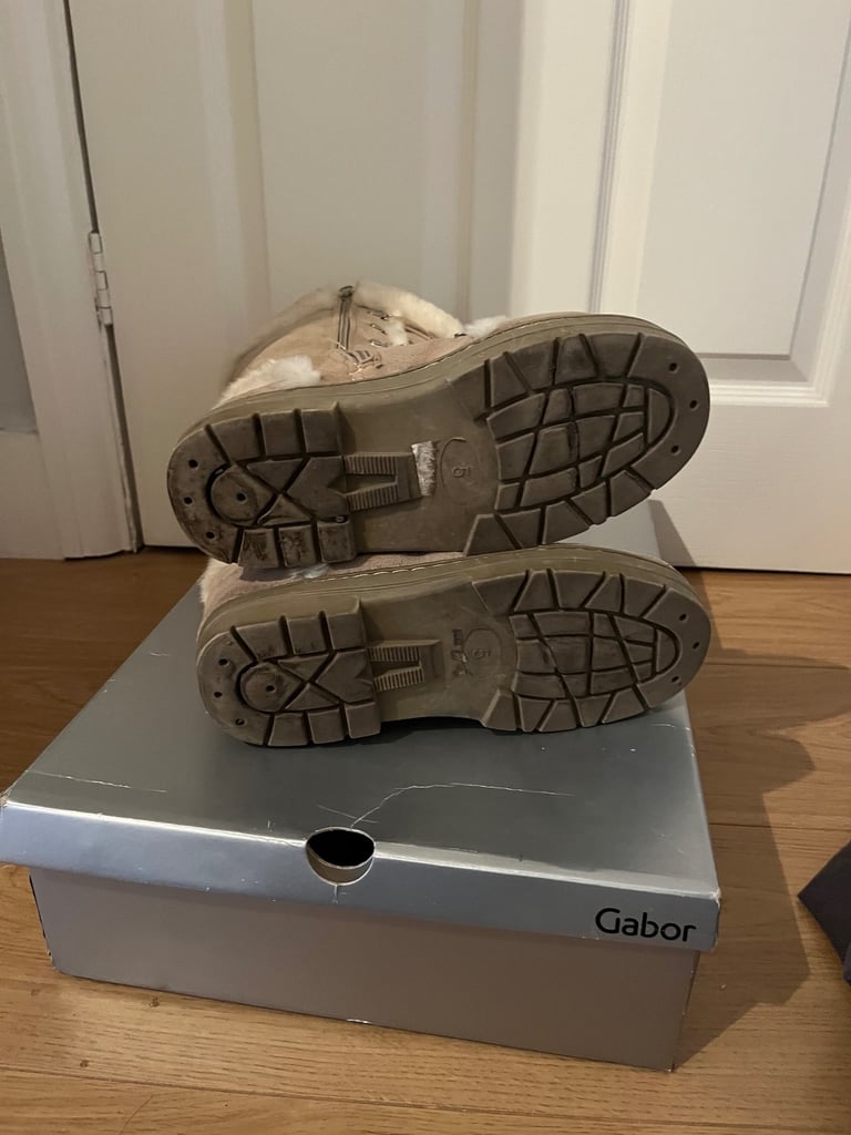 Warm fur lined suede boots size 5