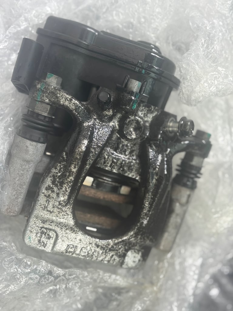REDUCED : Quick Sale - Genuine NISSAN LEAF ZE1 Rear Left and right  Brake CalipersElectric 110kw
