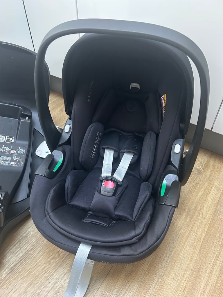 Maxi Cosi Pebble 360 PRO Car Seat & FamilyFix 360 Pro Base Bundle - Essential Black