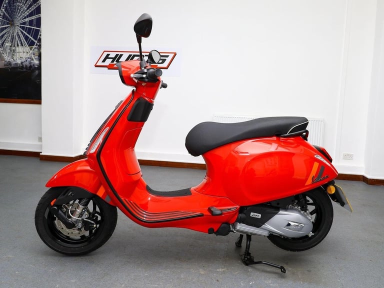2025, '25  Piaggio Vespa Sprint S 125 Scooter. 1 Owner. ONLY 69 MILES. £3,895