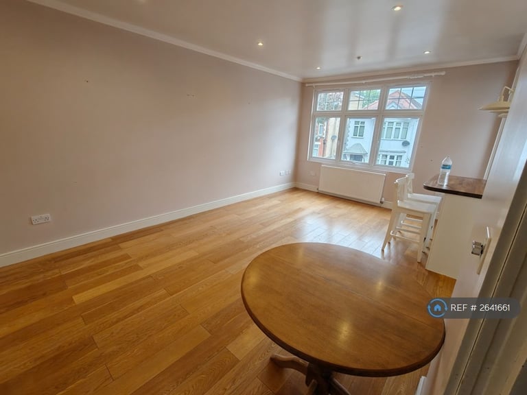 3 bedroom flat in Egerton Gardens, London, NW4 (3 bed) (#2641661)