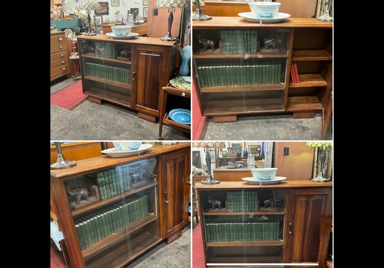 This is lovely Vintage bookcase in very good condition, 