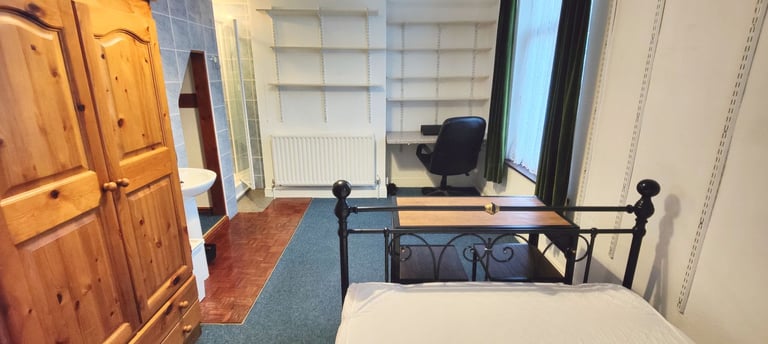 Large double en suite 