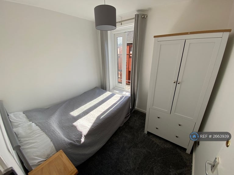 3 bedroom flat in Martlesham Walk, Manchester, M4 (3 bed) (#2663939)
