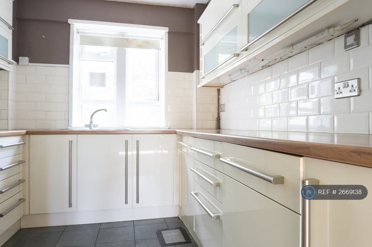 2 bedroom flat in Nunhead Lane, London, SE15 (2 bed) (#2669138)