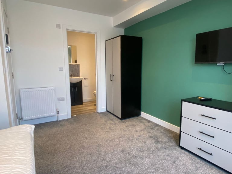 TOP QUALITY DOUBLE EN SUITE ROOM TO LET 