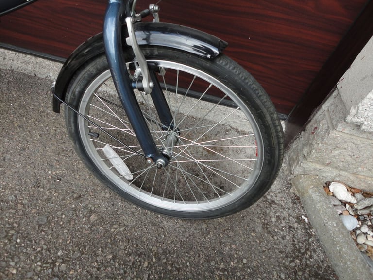 Raleigh swift folding bike, 20 inch wheels, 6 gears, aluminium frame, mud guards and rear rack