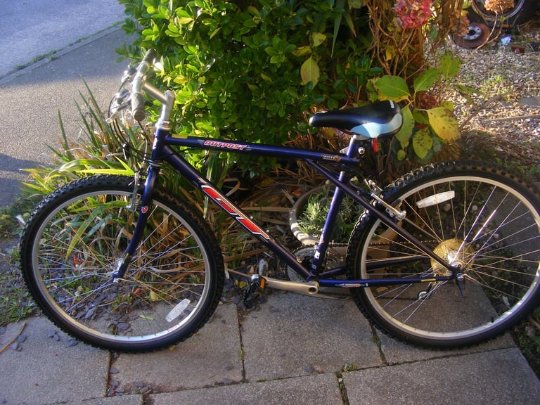 GT OUTPOST 26" WHEEL BIKE 16" FRAME IN GREAT WORKING CONDITION