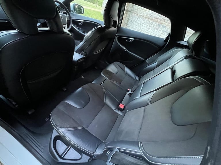 2018 Volvo V40 2.0 T2 R-Design Euro 6 (s/s) 5dr HATCHBACK Petrol Manual