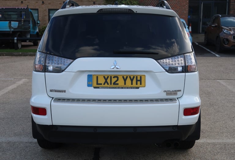 2012/12 White Mitsubishi Outlander 2.2 DI-D GX3 5dr 2WD 7 Seat