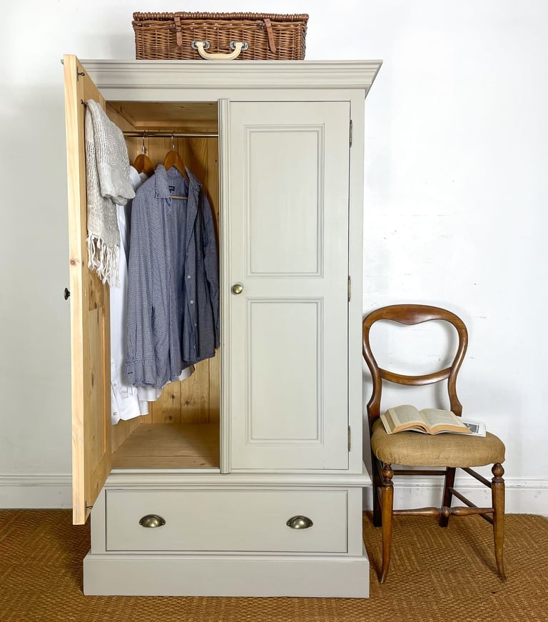 5.2ft Solid pine linen cupboard dresser cupboard wardrobe / Pantry larder