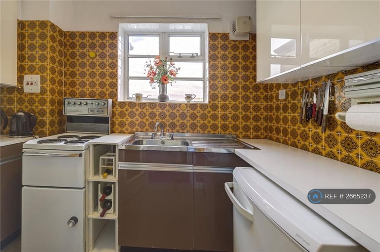 3 bedroom flat in Winchester Court, London, W8 (3 bed) (#2665237)