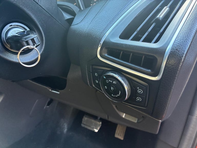 2012 Ford Focus 1.6 125 Zetec 5dr Powershift HATCHBACK Petrol Automatic