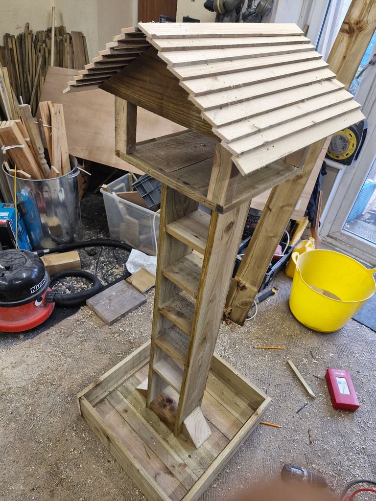 Free standing bird feeder