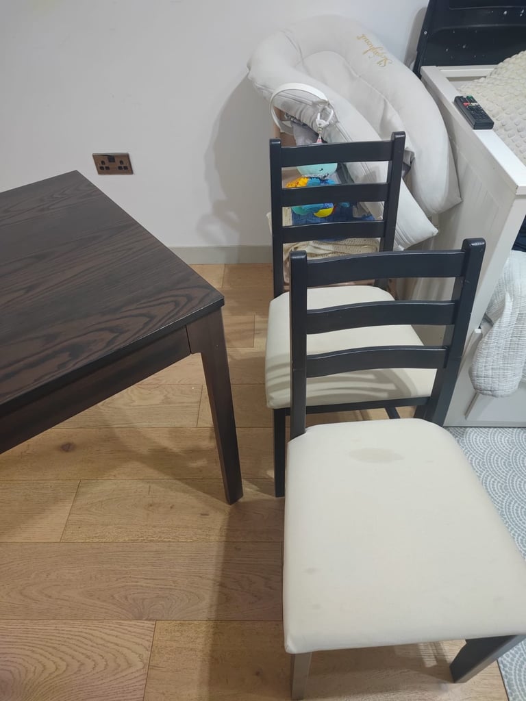 Ikea extendable table + 4 chair 