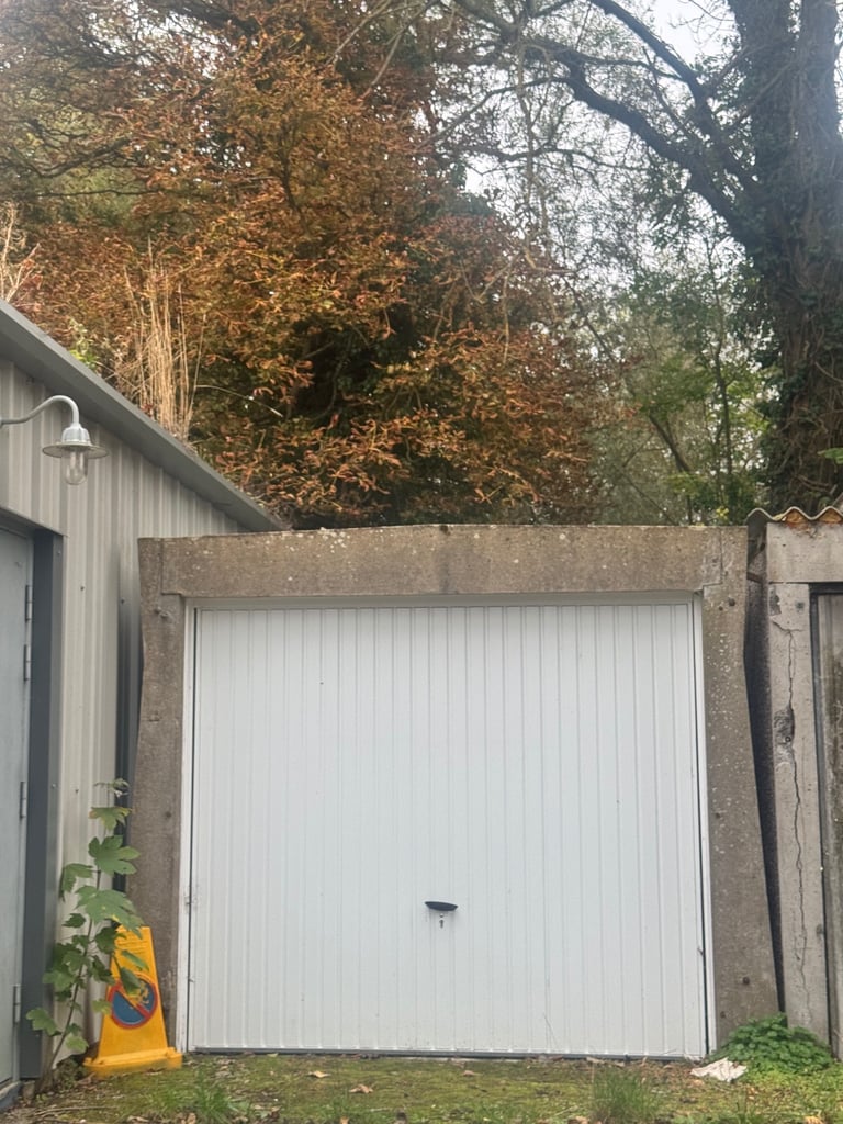 Dry and secure lock up garage in Shepperton available, end of October.