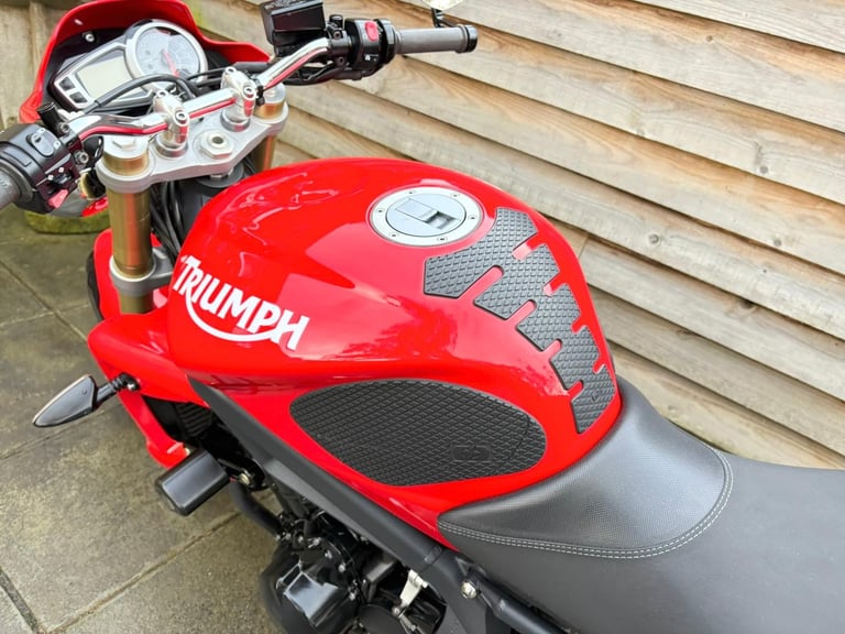 2011 // 11 Triumph Street Triple 675 £2800 Red 21813 miles.