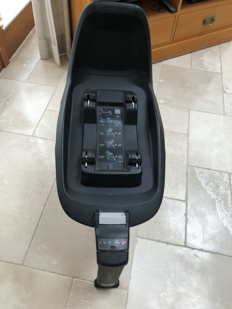 Maxi Cosi Pebble Plus Car Seat with ISO fix 2 way fix base.