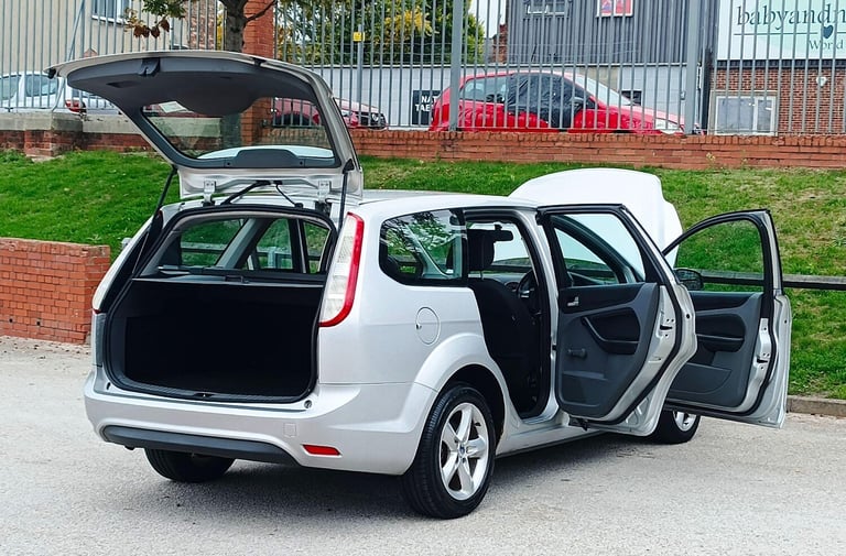 2010 Ford Focus 1.6 Zetec 5dr ESTATE Petrol Automatic