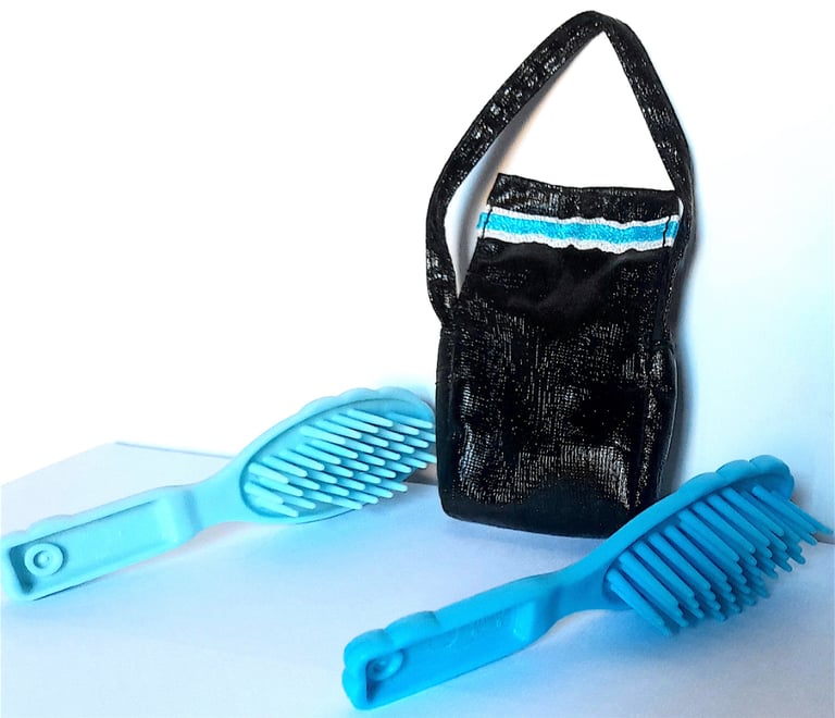 BARBIE ACCESSORY SET OF FOUR - SHOPPING BAG, COMB, 2 x HAIRBRUSHES