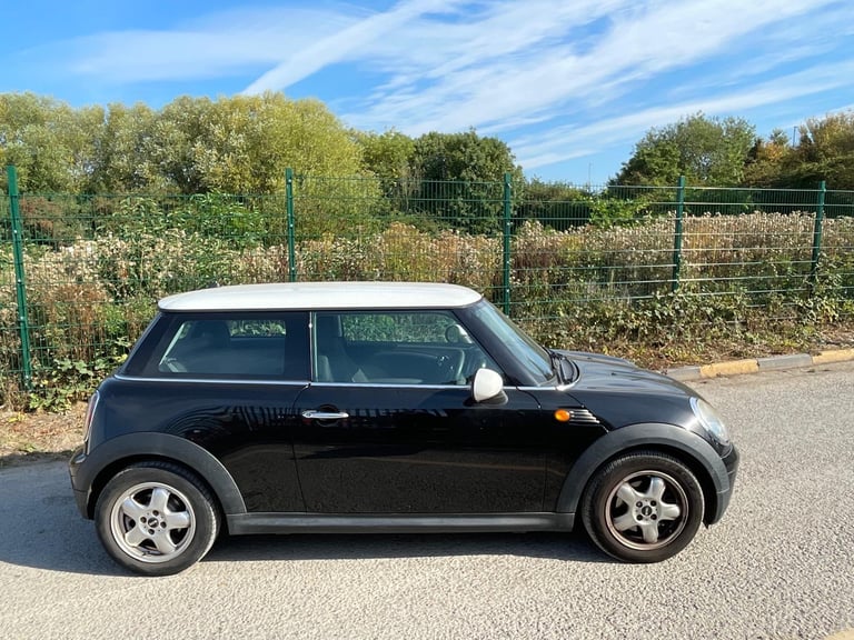 MINI COOPER 1.6 PETROL 10 REG BLACK 3 DOOR MOT FEBRUARY 25TH 2026 TAX £165 LOW INSURANCE 50+MPG