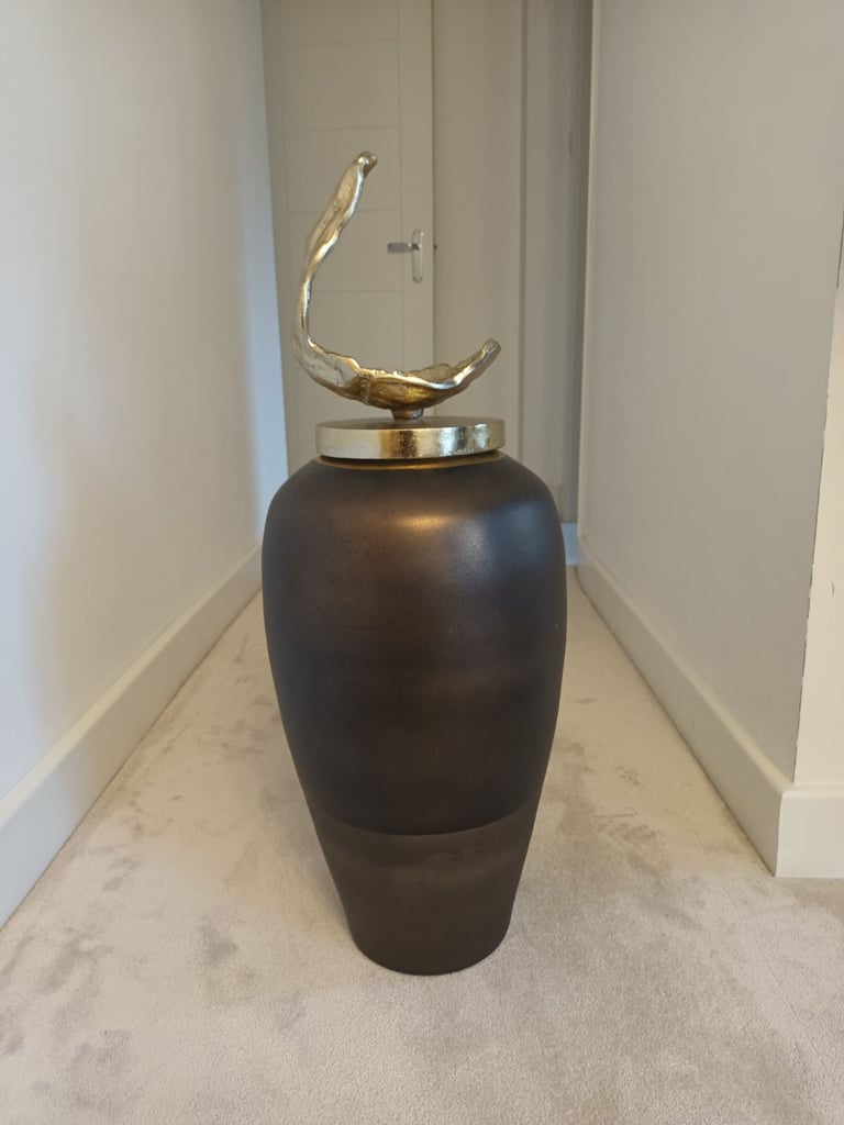 Large decorative/ornamental vase