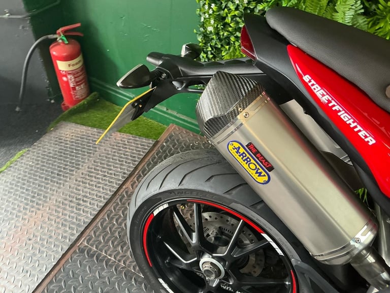 Triumph Speed Triple 1050 free delivery 