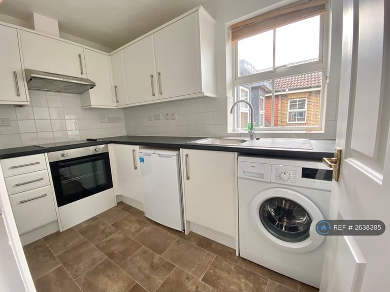 2 bedroom flat in Woods Road, Peckham, SE15 (2 bed) (#2638385)