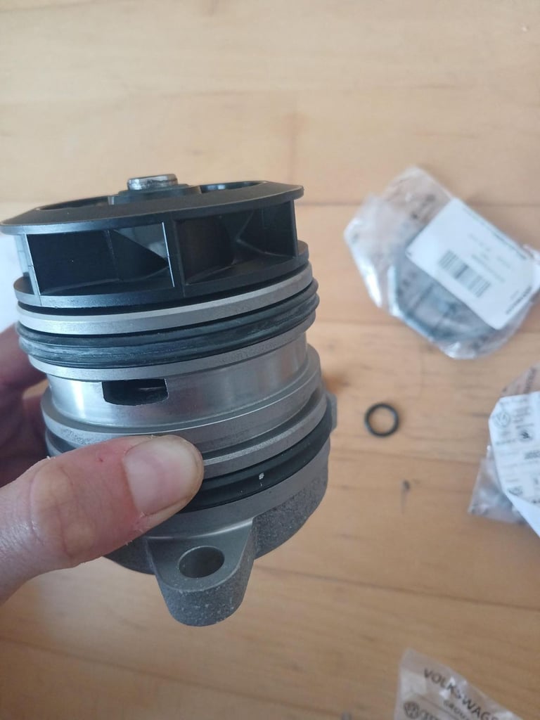 Volskwagen Waterpump 070121011D for VW Touareg, T5 transporter or Multivan 2.5 tdi