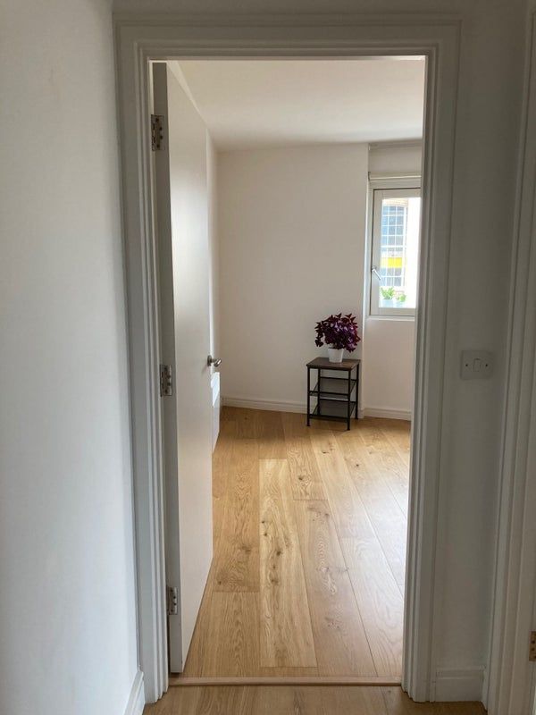 Bright room in central Bristol for occasional use
