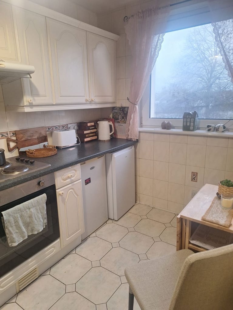 Lovely 2 bedroom with balcony near QUEH