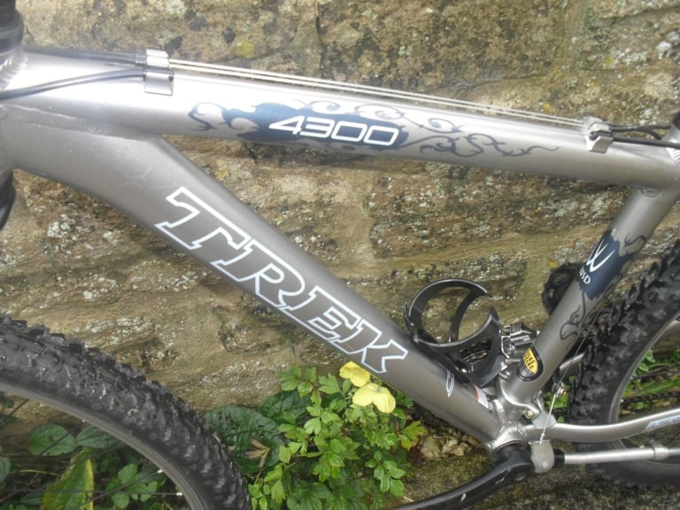 TREK ADULT/YOUTH'S MOUNTAIN STYLE BIKE.