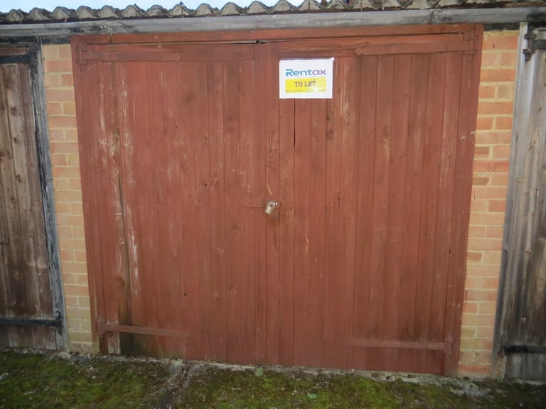 ​Ilford IG6 ~ Lock up garage to let in Tomswood Hill, Barkingside ~ High Street Location!