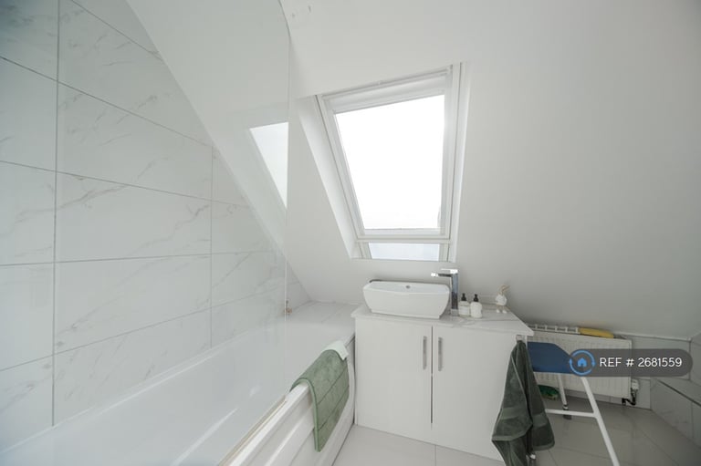 3 bedroom flat in Crowther Avenue, Brentford, TW8 (3 bed) (#2681559)