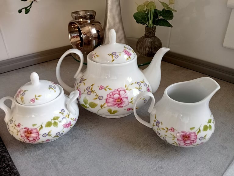 image for Tea pot . Milk jug and duvet bowl