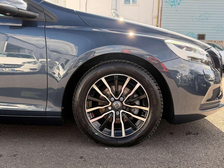 VOLVO V40 2.0 D2 Momentum Euro 6 (s/s) 5dr 2017