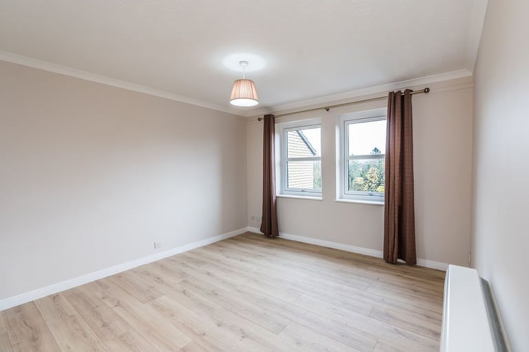 Contemporary, 2 bedroom flat in Morningside, with flexible furnishings – available NOW