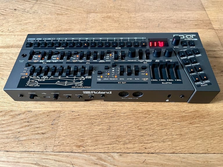 Roland JD-08 Boutique Synthesizer