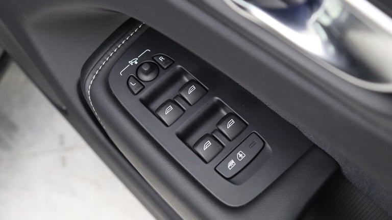  Volvo XC60 B5 (P) AWD Plus Black Edition (Harman Kardon Sound, 360 Camera, BLIS) Petrol/Electric...
