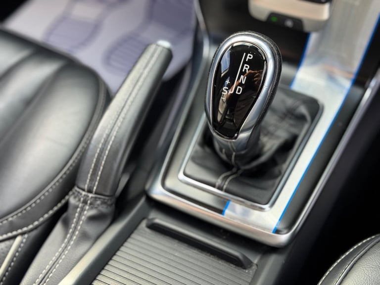 2016 Volvo V40 2.0 D4 R-Design Lux Nav Auto Euro 6 (s/s) 5dr HATCHBACK Diesel Automatic