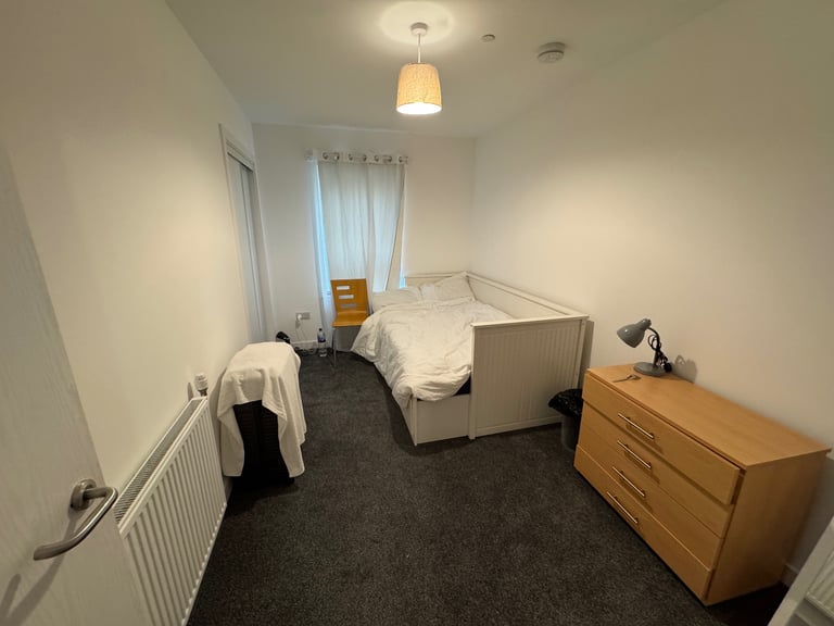 FURNISHED 2-bed Flat Double rooms Included Utilities weekly short-term car park