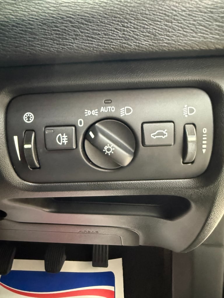 Volvo V40 1.6 T3 SE Blue Hatchback 61MPG Sat Nav WARRANTY 12 MONTHS MOT