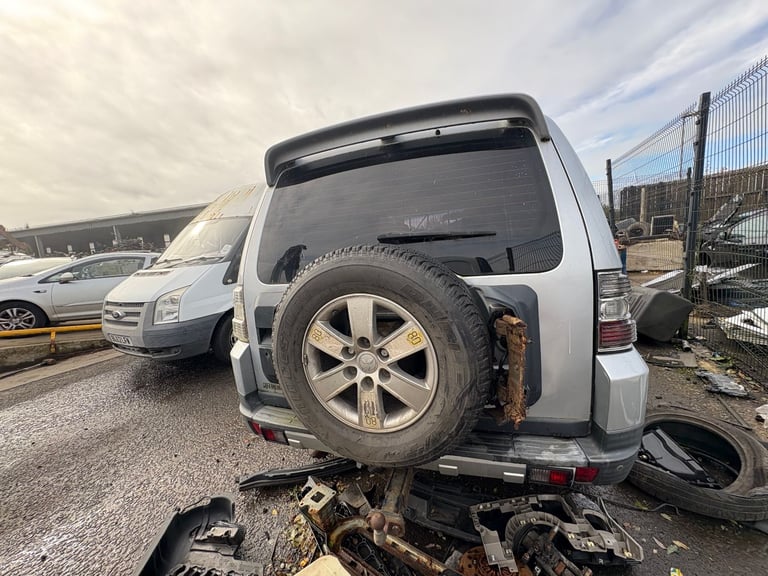 Mitsubishi shogun, 3.2 diesel, breaking for parts only, all parts available. 