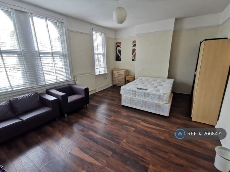 2 bedroom flat in High Road Leytonstone, London, E11 (2 bed) (#2668471)
