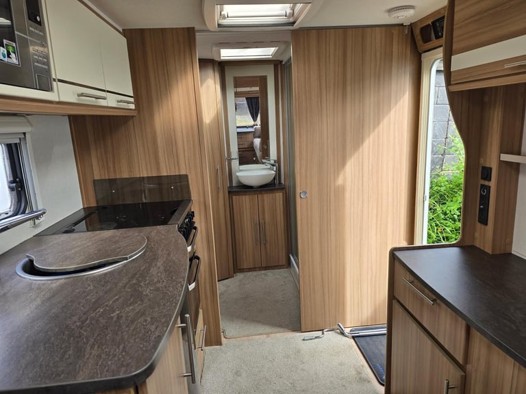 2017 Lunar Quasar 462 2 Berth End Washroom Caravan, Motor Mover