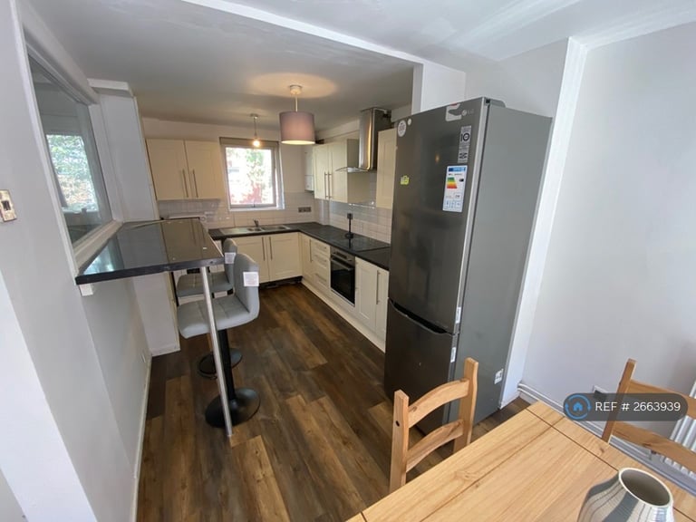 3 bedroom flat in Martlesham Walk, Manchester, M4 (3 bed) (#2663939)