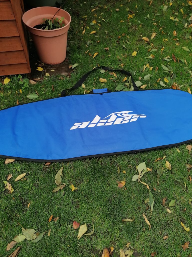 Alder surfboard 5 ft 8 and leash and bag