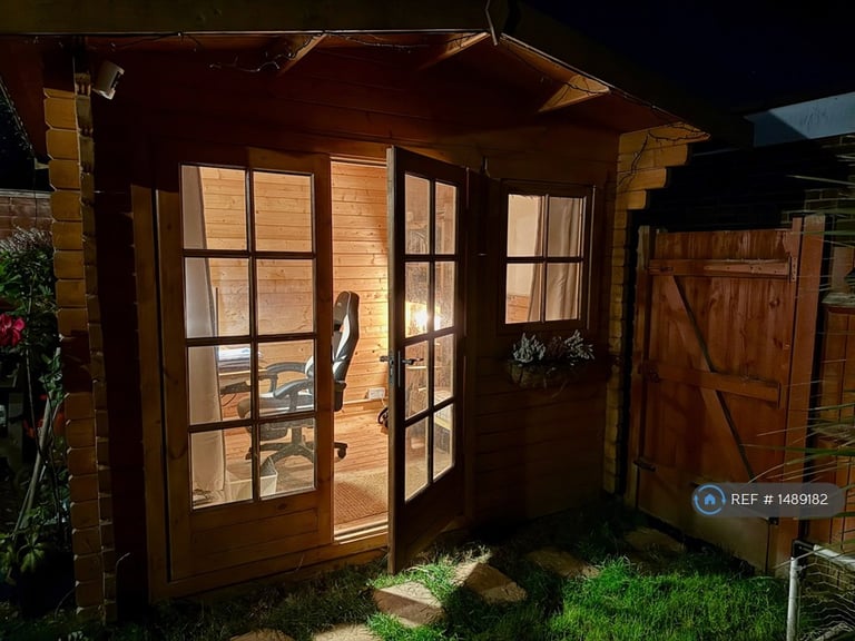 image for 3 bedroom house in Beaulieu Court, Basingstoke, RG21 (3 bed) (#1489182)