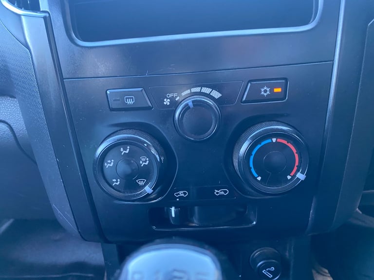 (64) Isuzu D Max E/C 2.5 Twin Turbo,  Canopy ,nt mitsubishi l200 club cab,toyota hilux ecb,