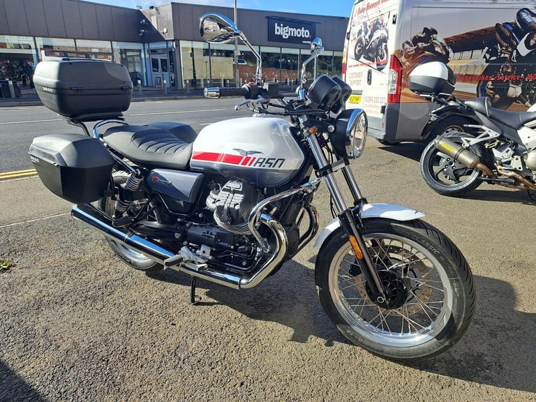 MOTO GUZZI V7 IV SPECIAL 850 - ONE OWNER - ONLY 125 MLS - SHAD LUGGAGE + EXTRAS